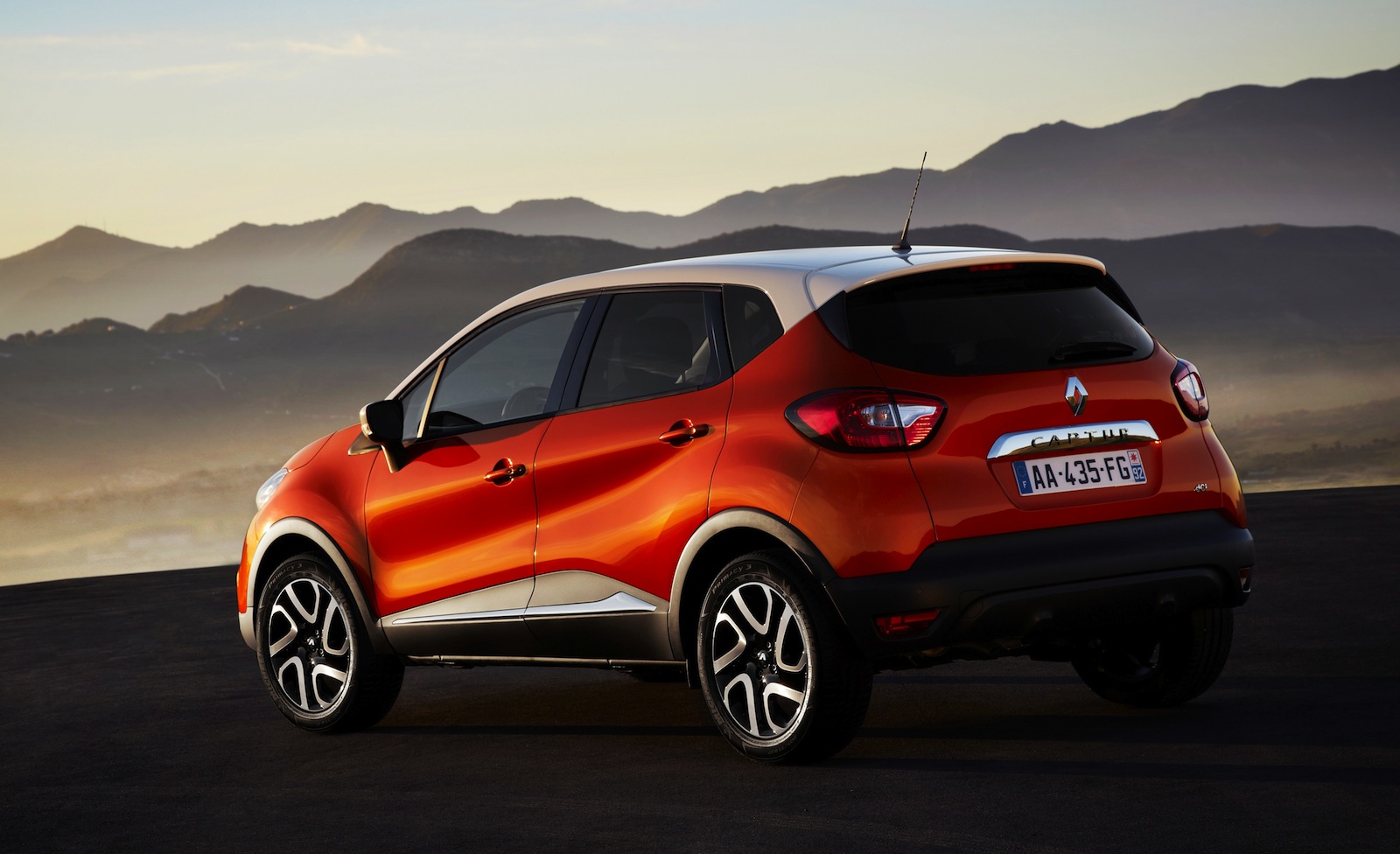Renault Captur French baby SUV revealed Photos (1 of 26)