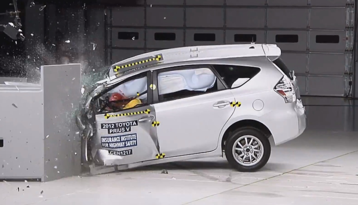 toyota prius v crash test #4