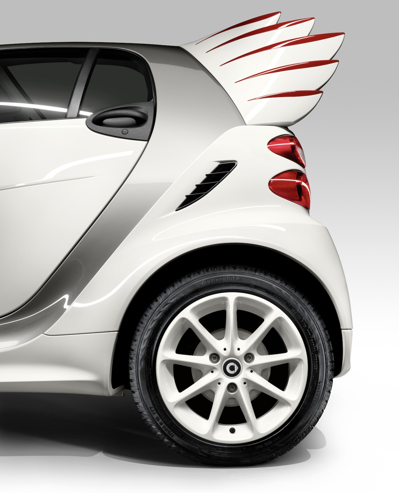 Smart Fortwo by Jeremy Scott city car with wings takes flight Photos (1 of 6)