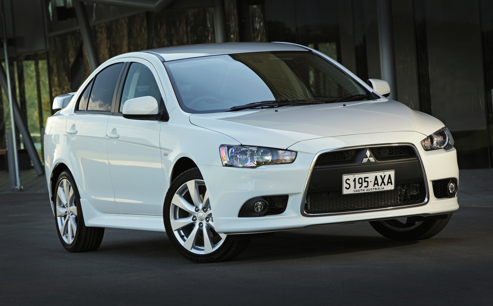 Mitsubishi Lancer range updated for 2014  Photos 1 of 4