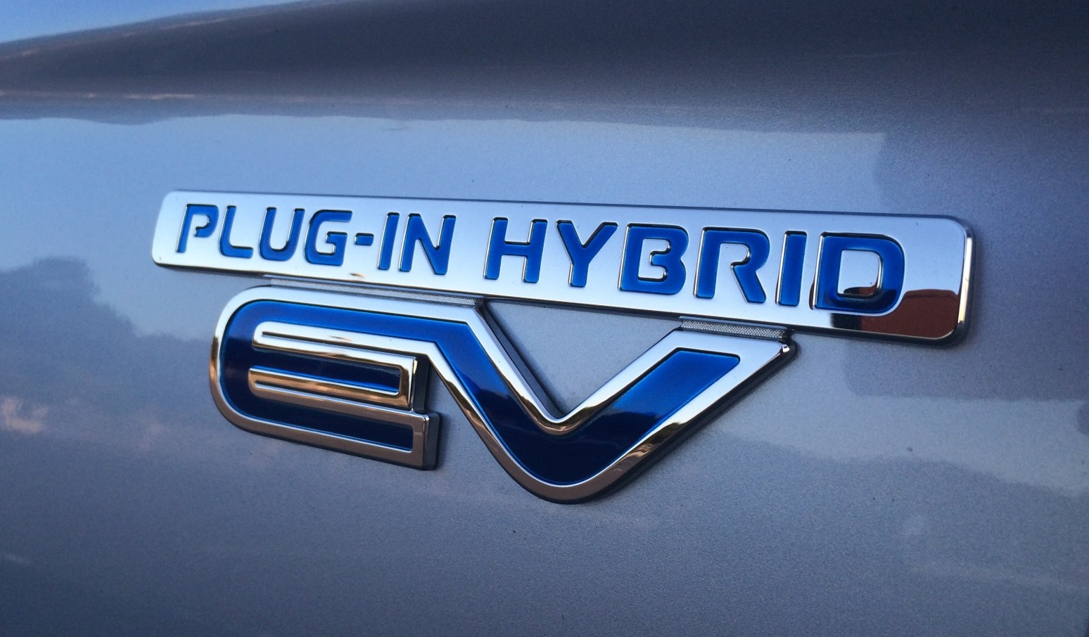 2014-Mitsubishi-Outlander-PHEV-Review-49-e1385351819593.jpg