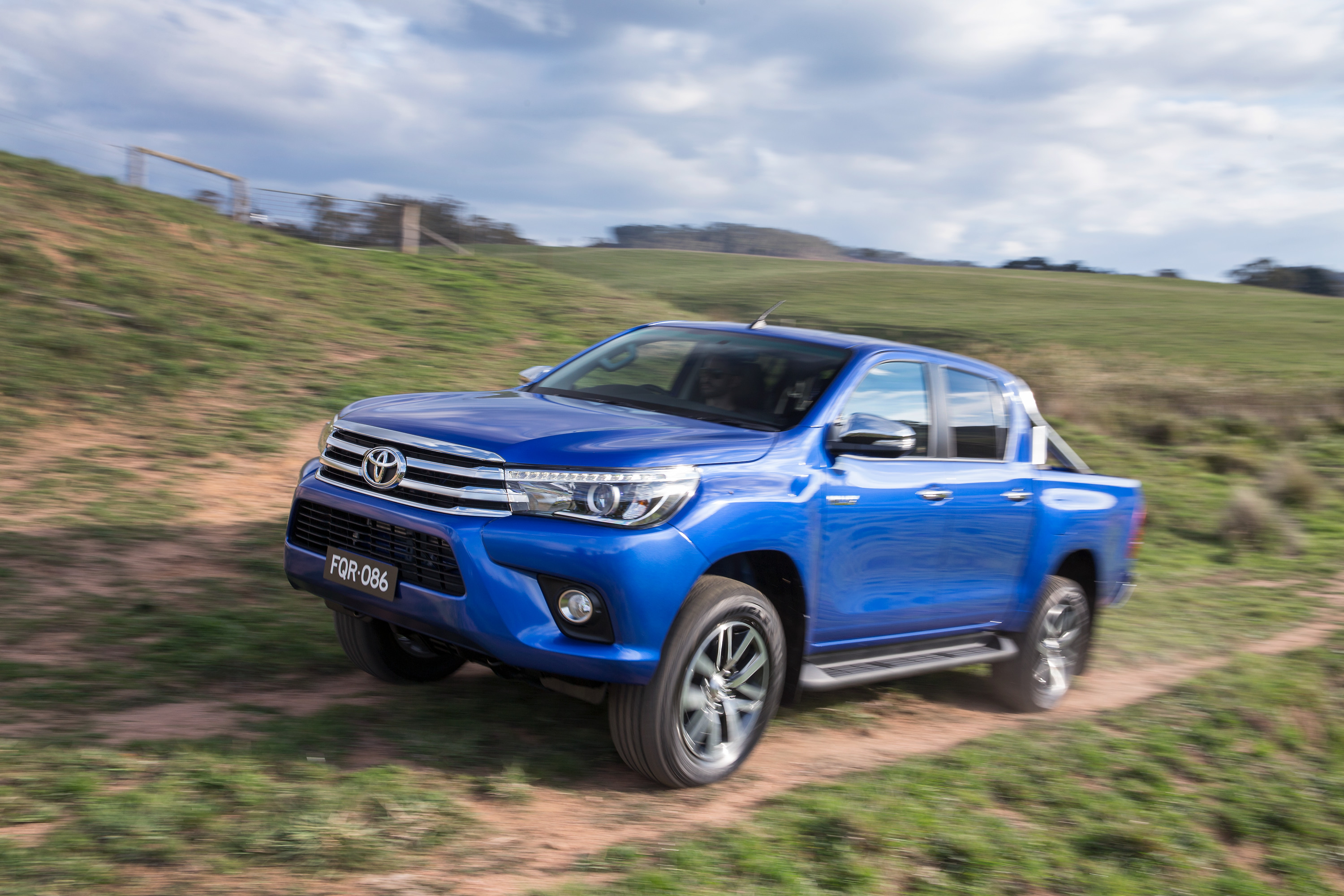 2016-toyota-hilux-4-0-litre-petrol-v6-power-output-to-remain-unchanged