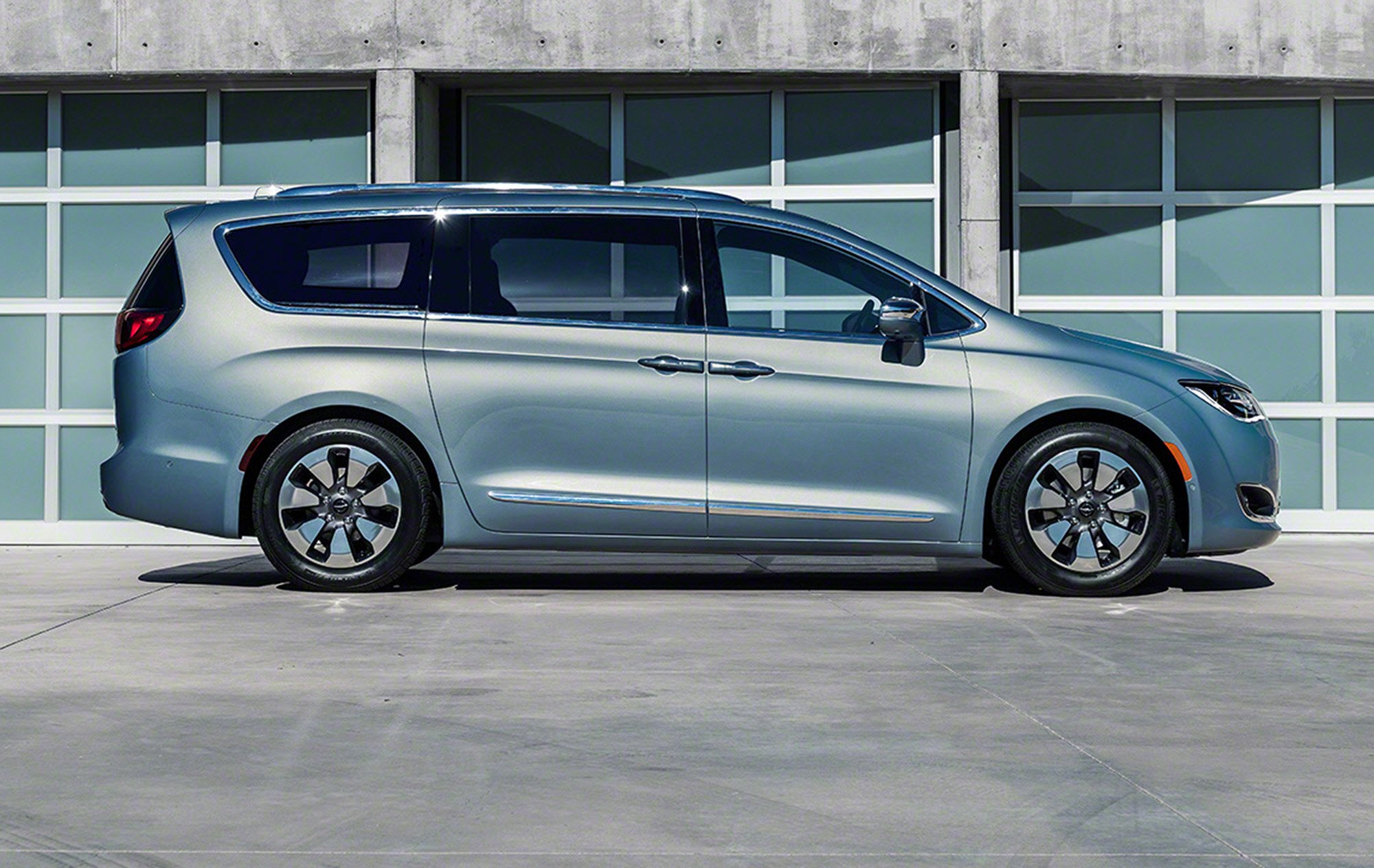 2016 Chrysler Pacifica Grand Voyager replacement appears