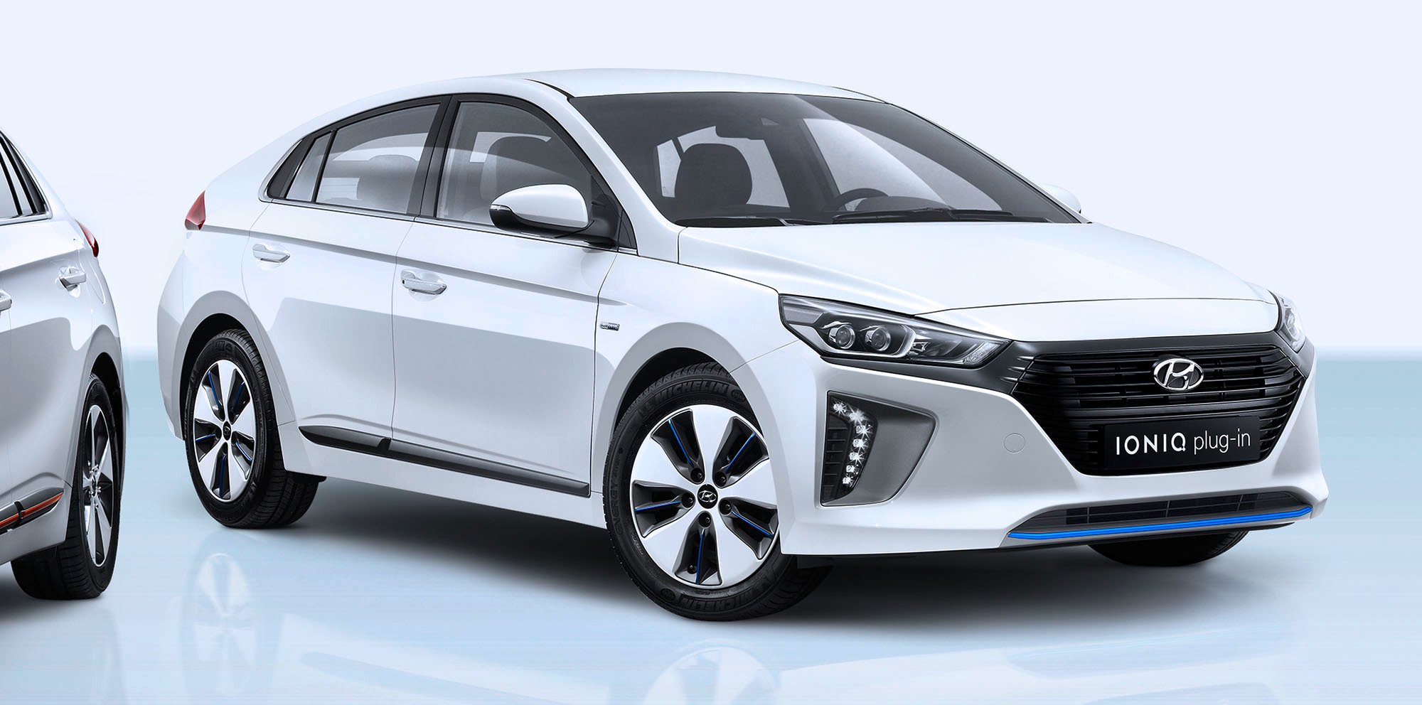 2017 Hyundai Ioniq plugin hybrid and Electric unveiled Photos (1 of 4)