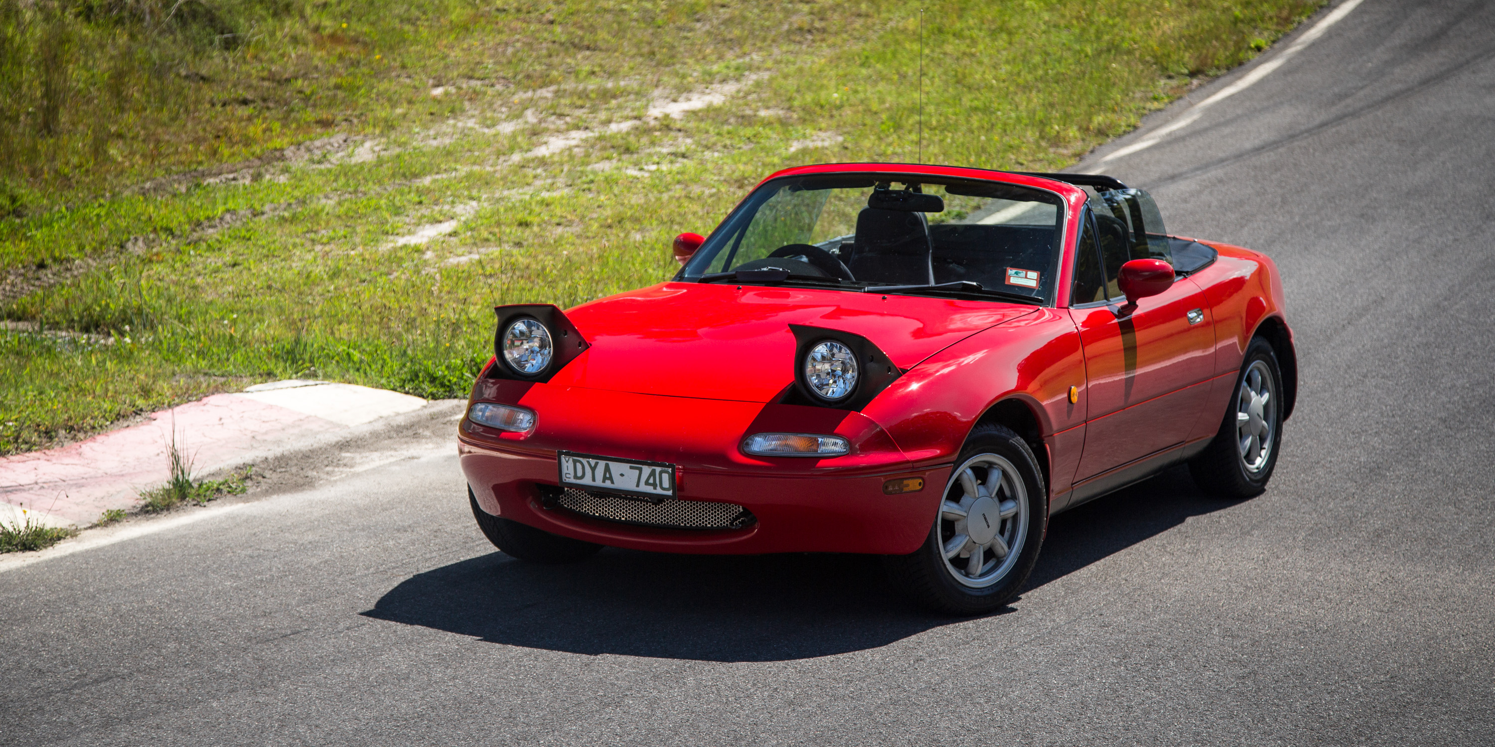 Mazda MX-5 Old v New Comparison: First-generation NA v ...