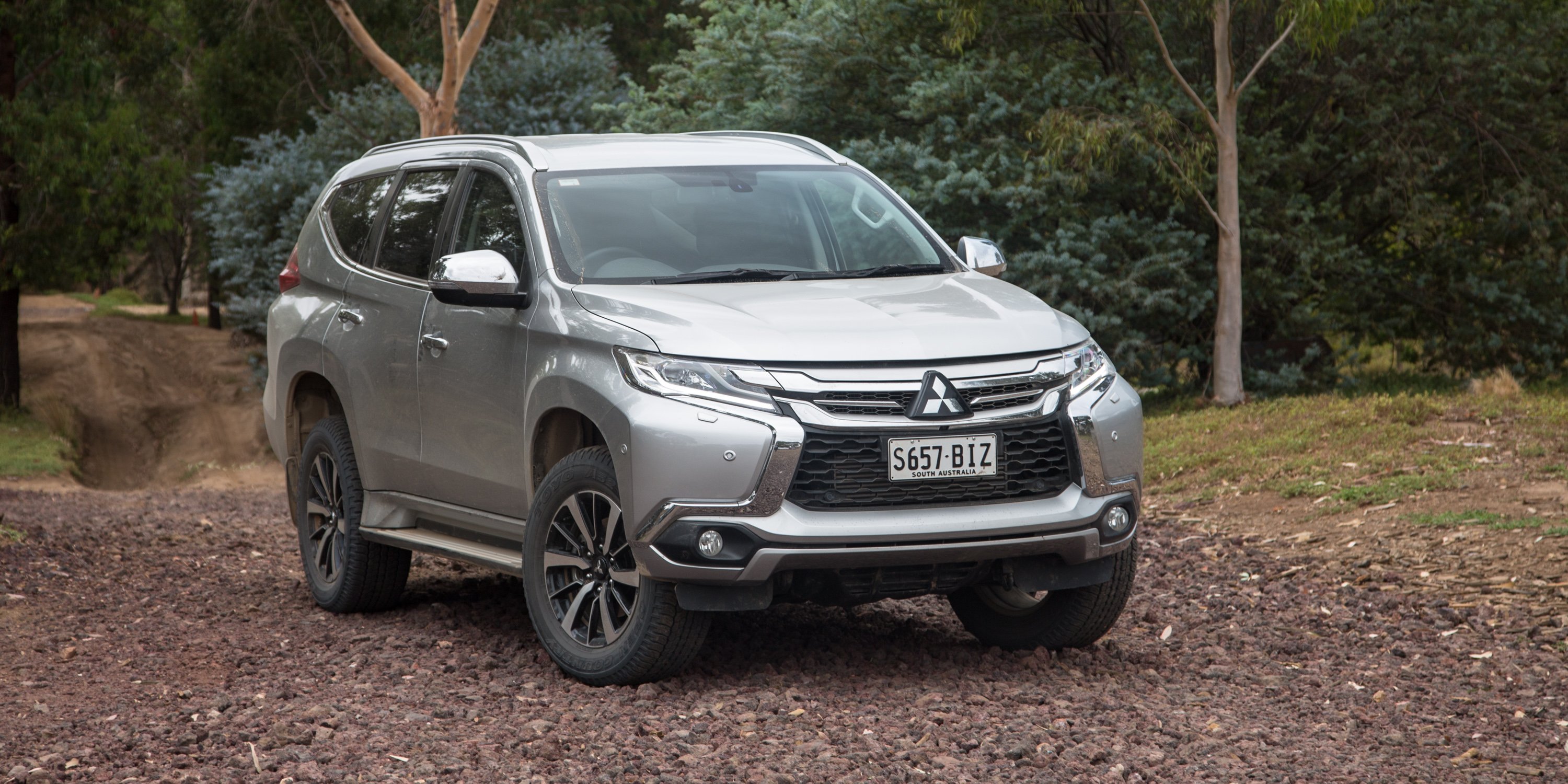 family 4x4 suv comparison ford everest v isuzu mu x v family 4x4 suv comparison ford everest v isuzu mu x v