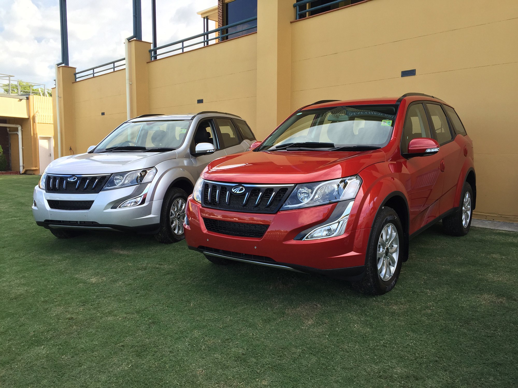 mahindra-xuv500-w8-automatic-pricing-and-specifications-photos-1-of-6