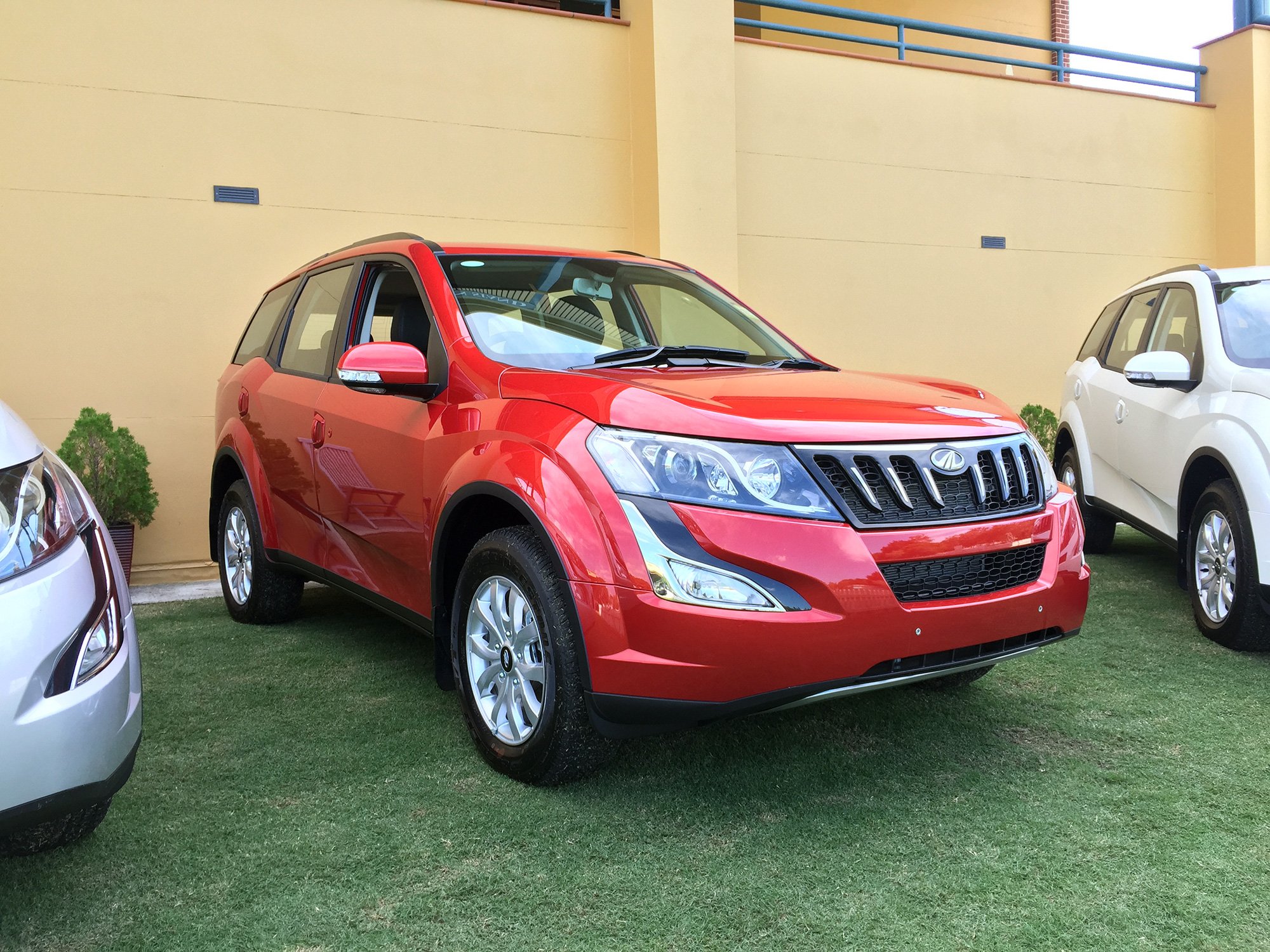 mahindra-xuv500-w8-automatic-pricing-and-specifications-photos-1-of-6