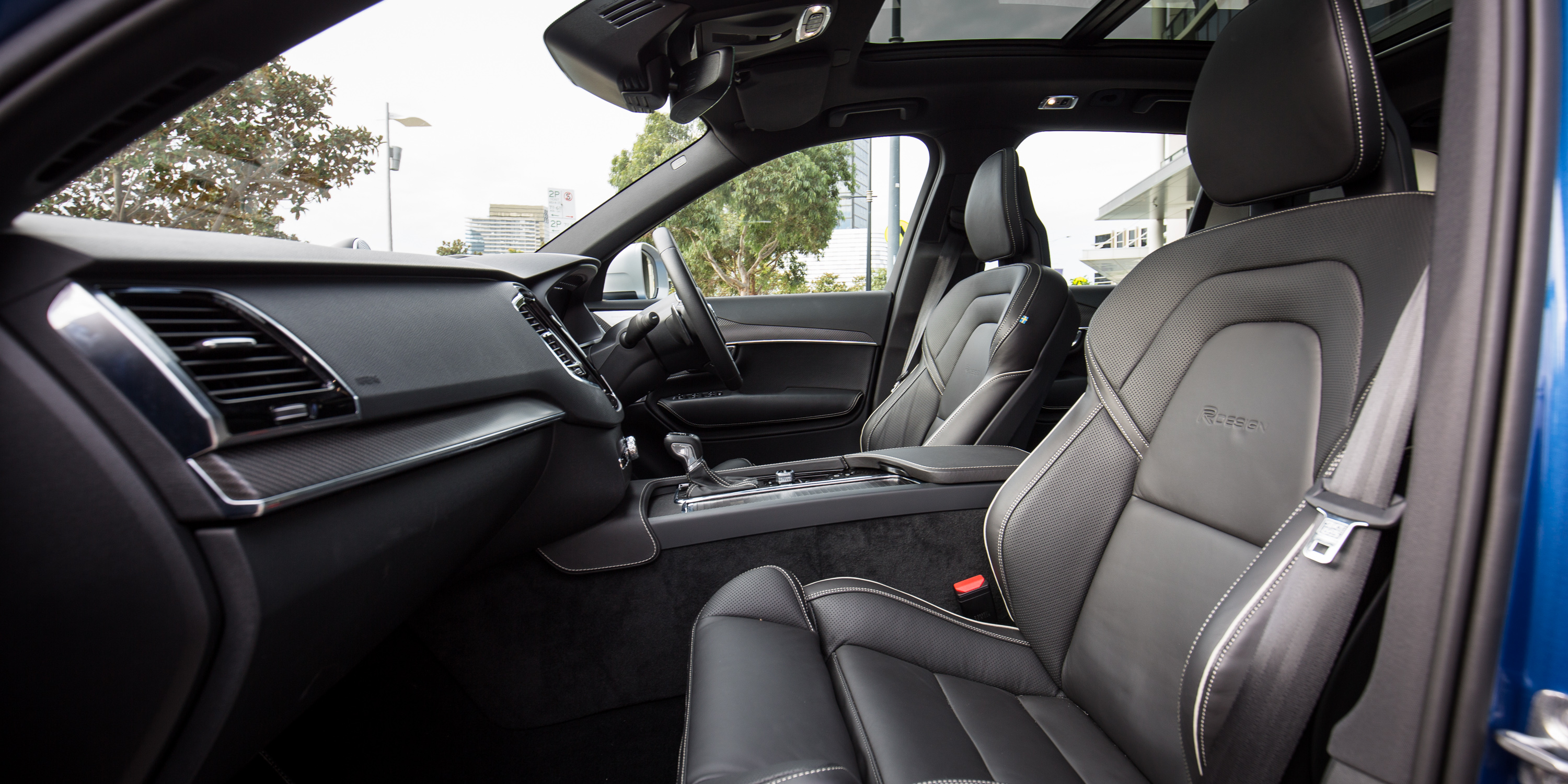 2016-volvo-xc90-t6-suv-15.jpg
