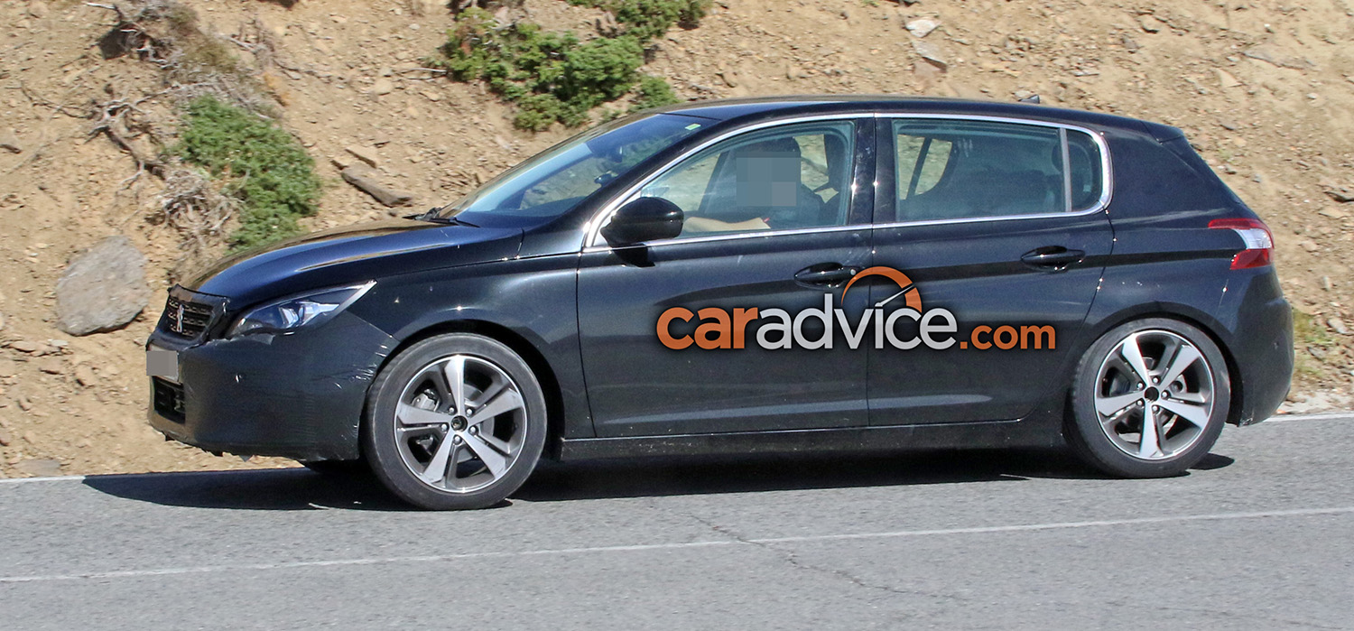 2017 Peugeot 308 facelift spied - Photos (1 of 9)
