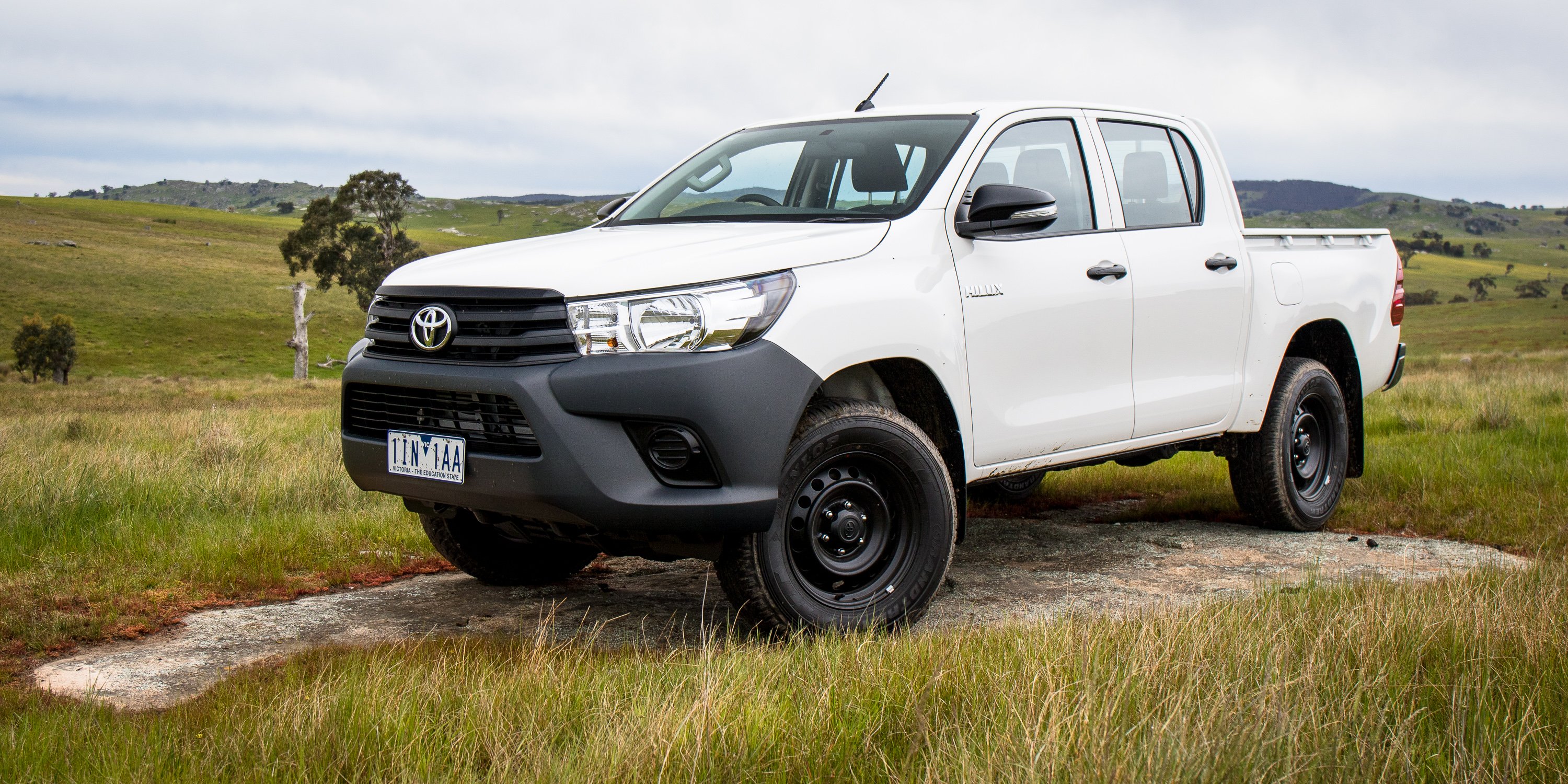 2016-toyota-hilux-workmate-7.jpg