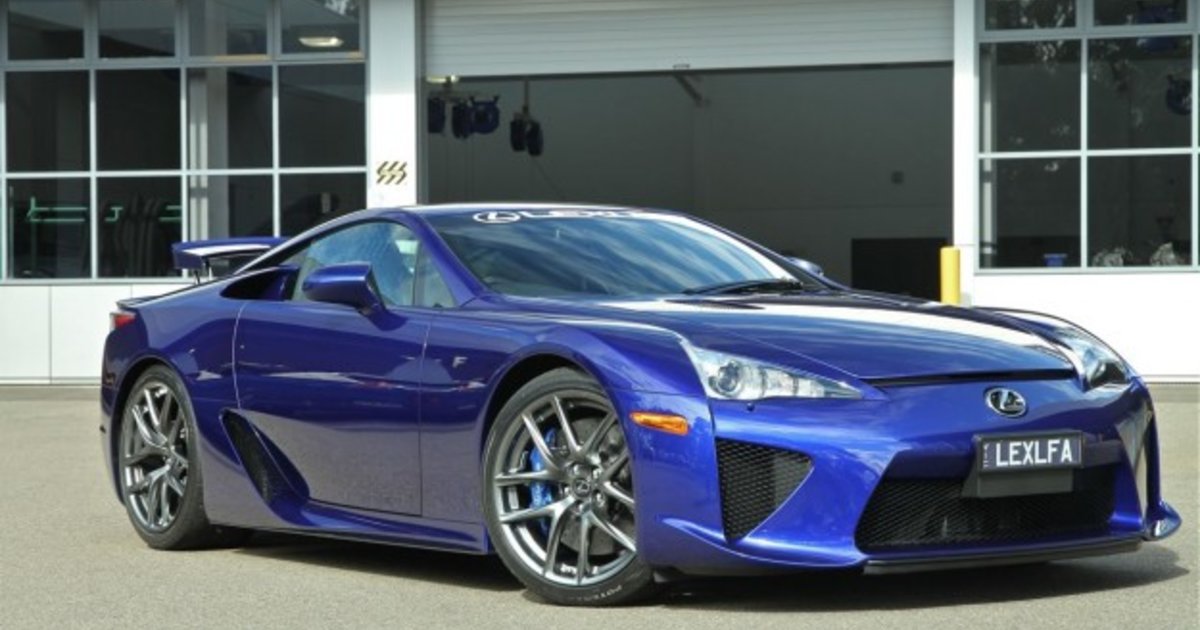 Lexus LFA сбоку синий