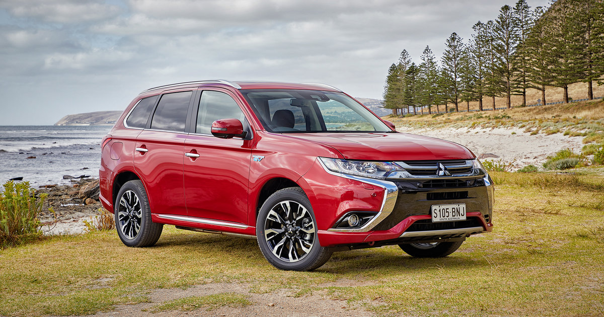 2017 Mitsubishi Outlander PHEV pricing and specs