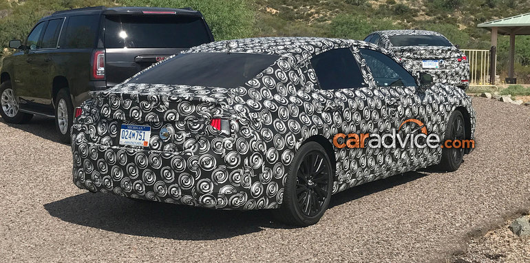 2018_lexus_es_spy-photos_07.jpg