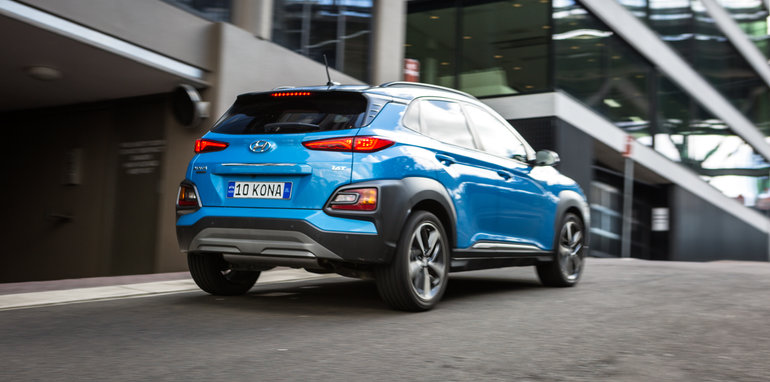 2018 Hyundai Kona Highlander AWD v Toyota C-HR Koba AWD ...