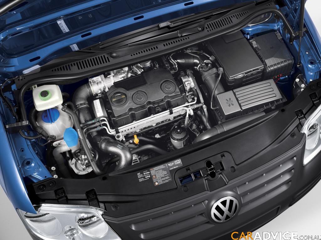 Бензиновые двигатели volkswagen. VW Caddy 1.9 TDI. Фольксваген Туран моторный отсек. Фольксваген Туран 1.4 мотор. 2.0 TDI VW Caddy под капотом.