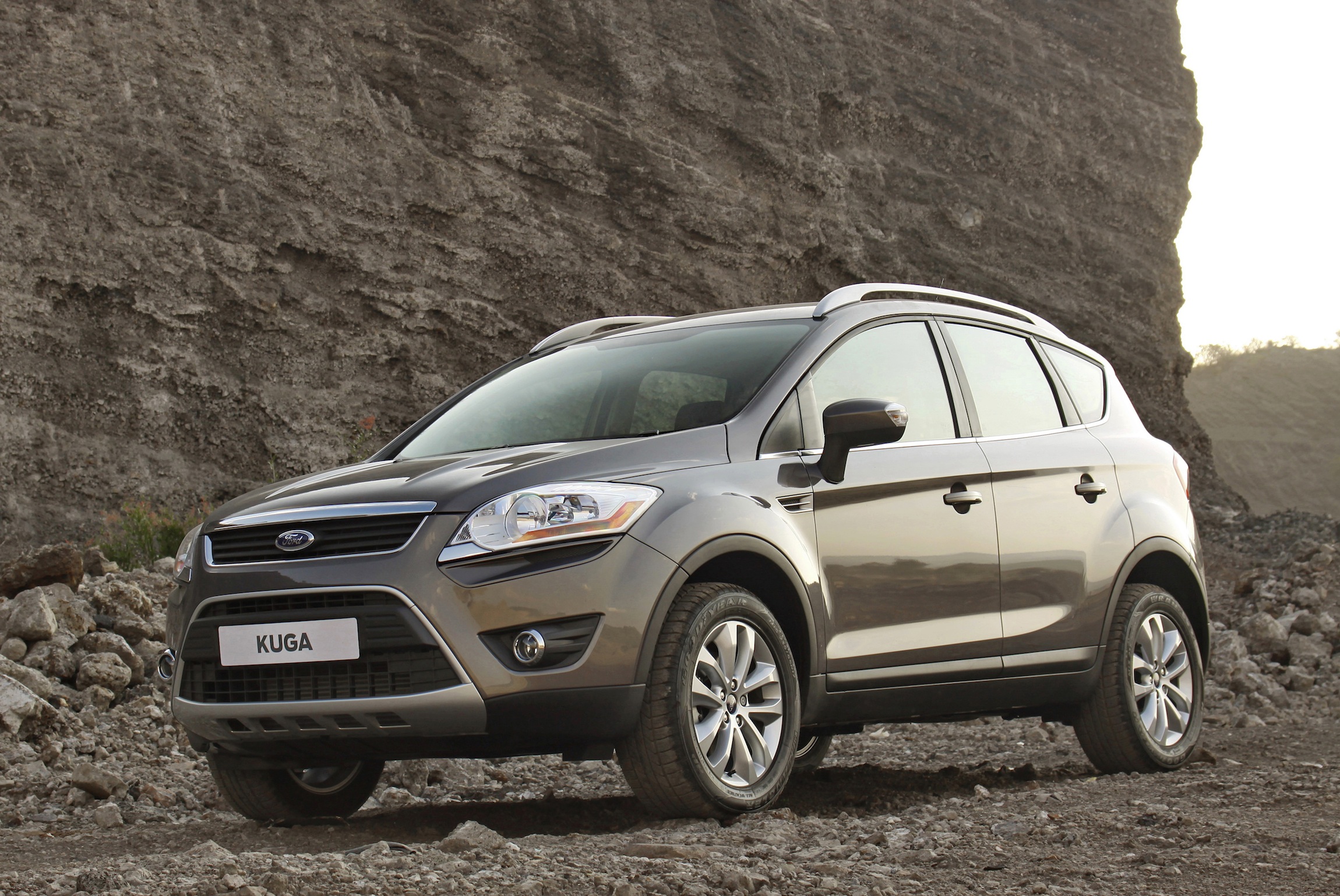 Кроссовер за 2000000. Ford Kuga 2012. Ford Kuga 2 2012. Форд Куга 1. Форд Куга 2010.