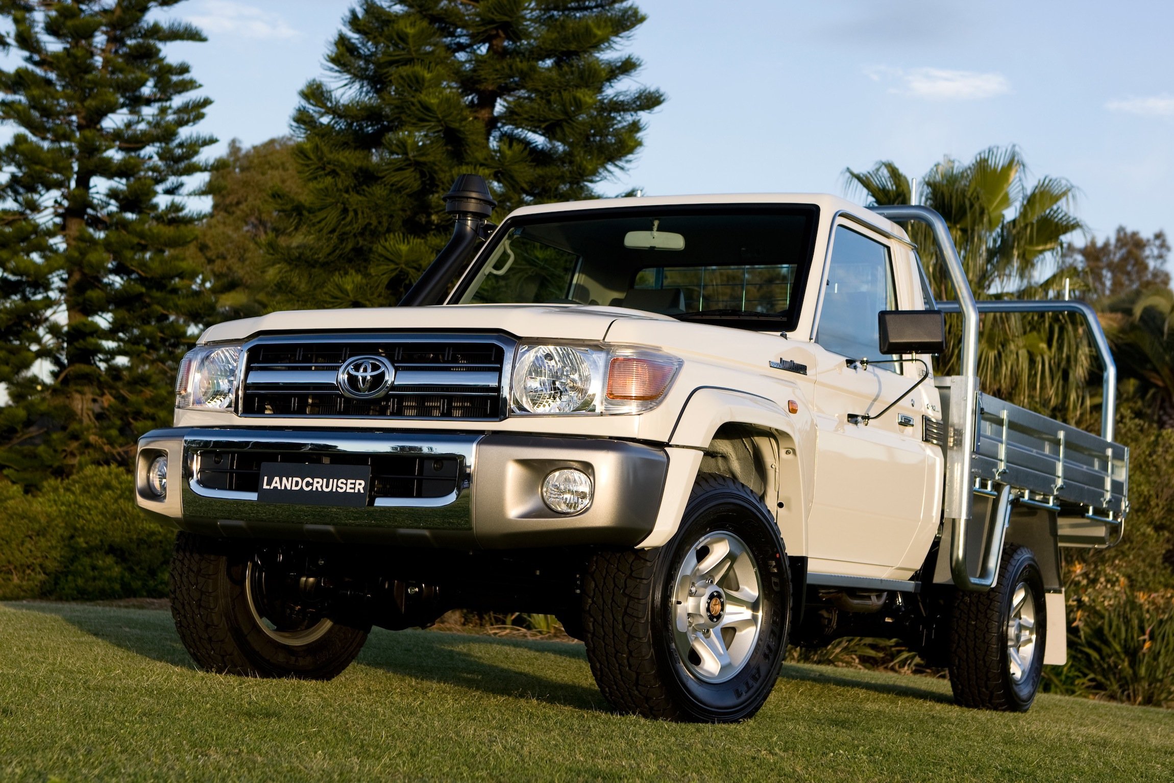 Toyota LandCruiser 70-Series dual-cab ute coming - photos ...