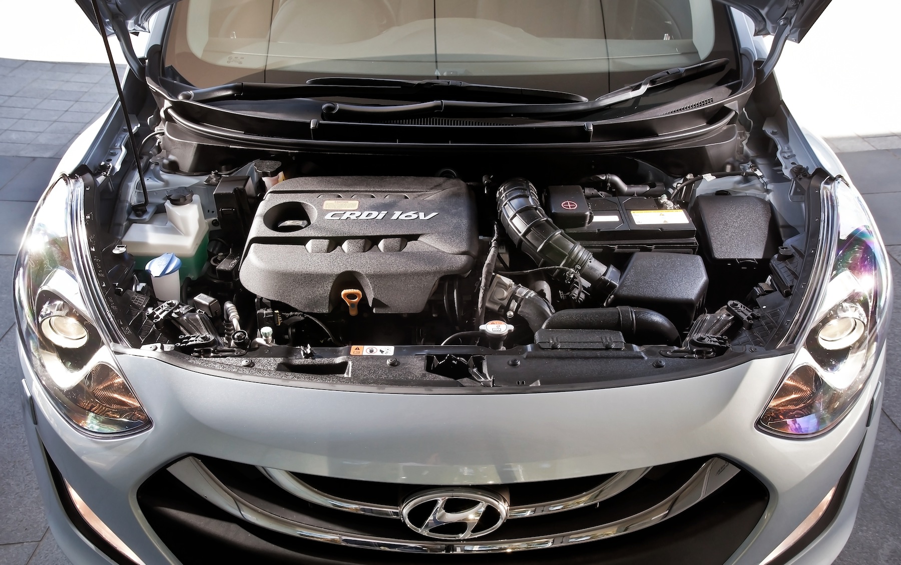 Двигатель хендай 30. Hyundai i30 двигатель. Hyundai i30 2013 под капотом. Хендай ай 30 под капотом. Hyundai i30 дизельный 1,6 двигатель.