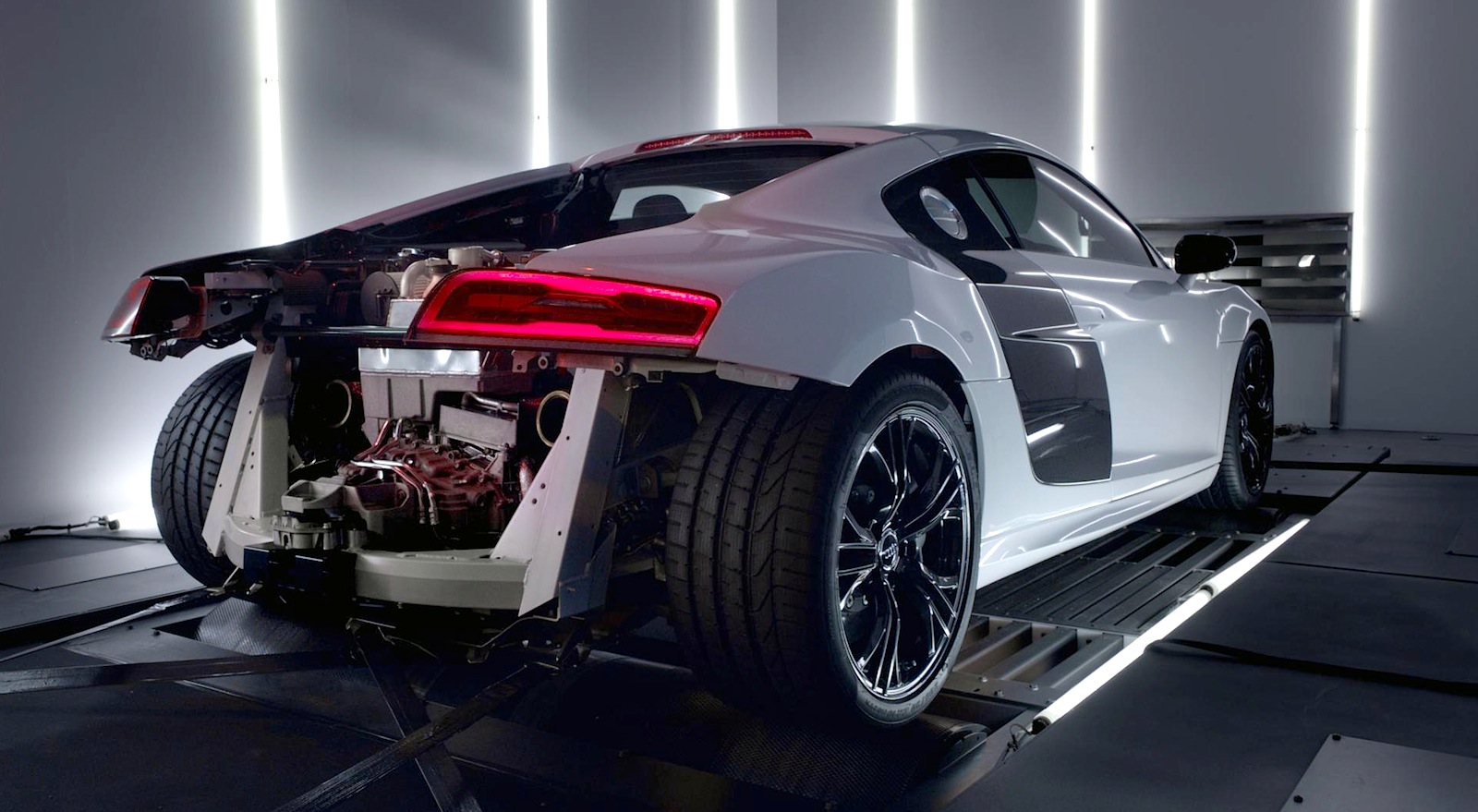 Audi R8 V10 plus: engine revealed and heard - Photos (1 of 4)