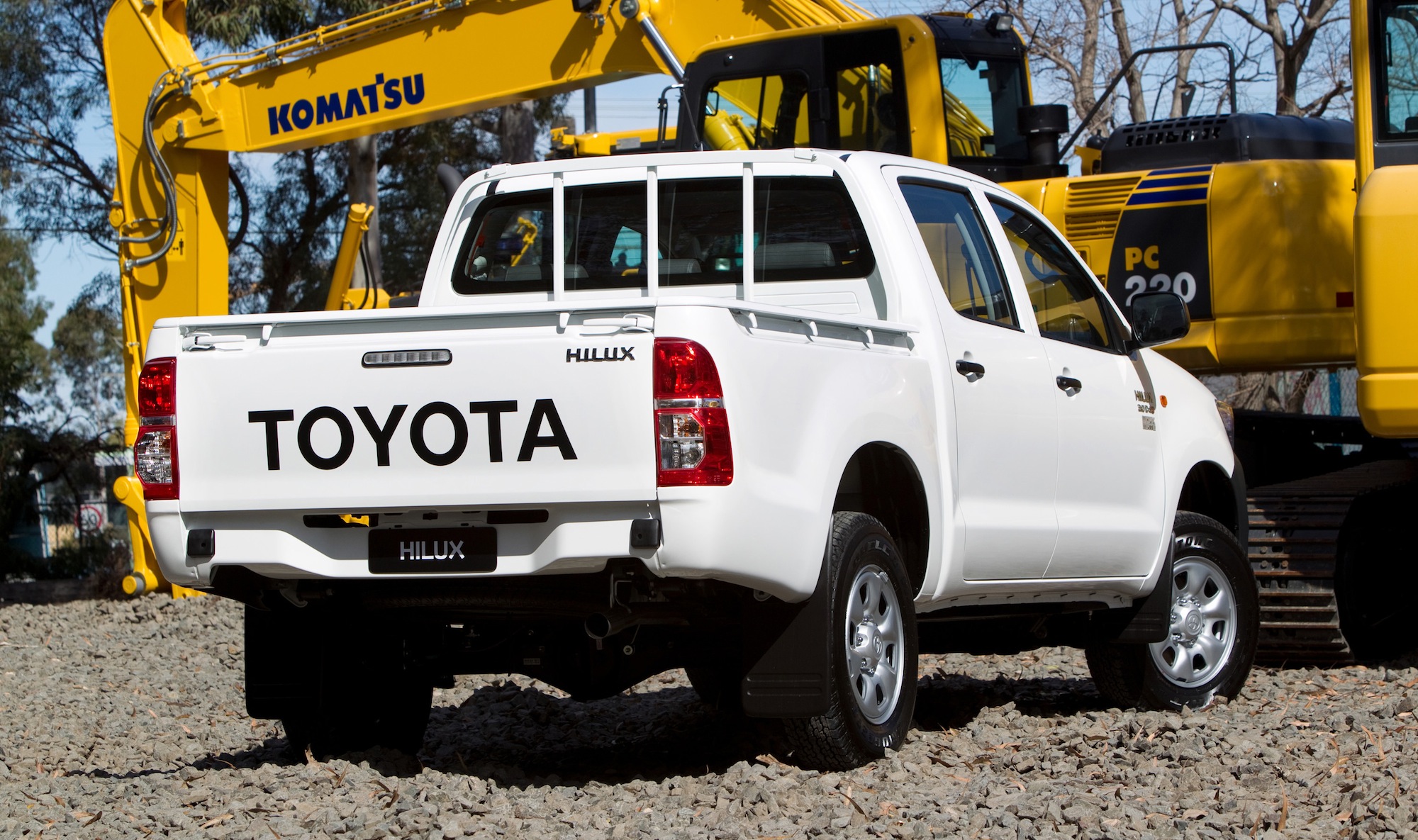 2014 Toyota HiLux : new auto, safety upgrades, price rises ...