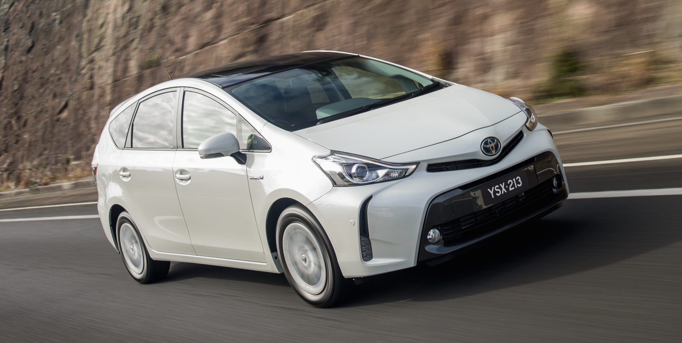 Toyota prius цены. Toyota Prius 2015. Тойота Приус 40. Toyota Prius v ( ) 2015. Toyota Prius 2015 Hybrid.