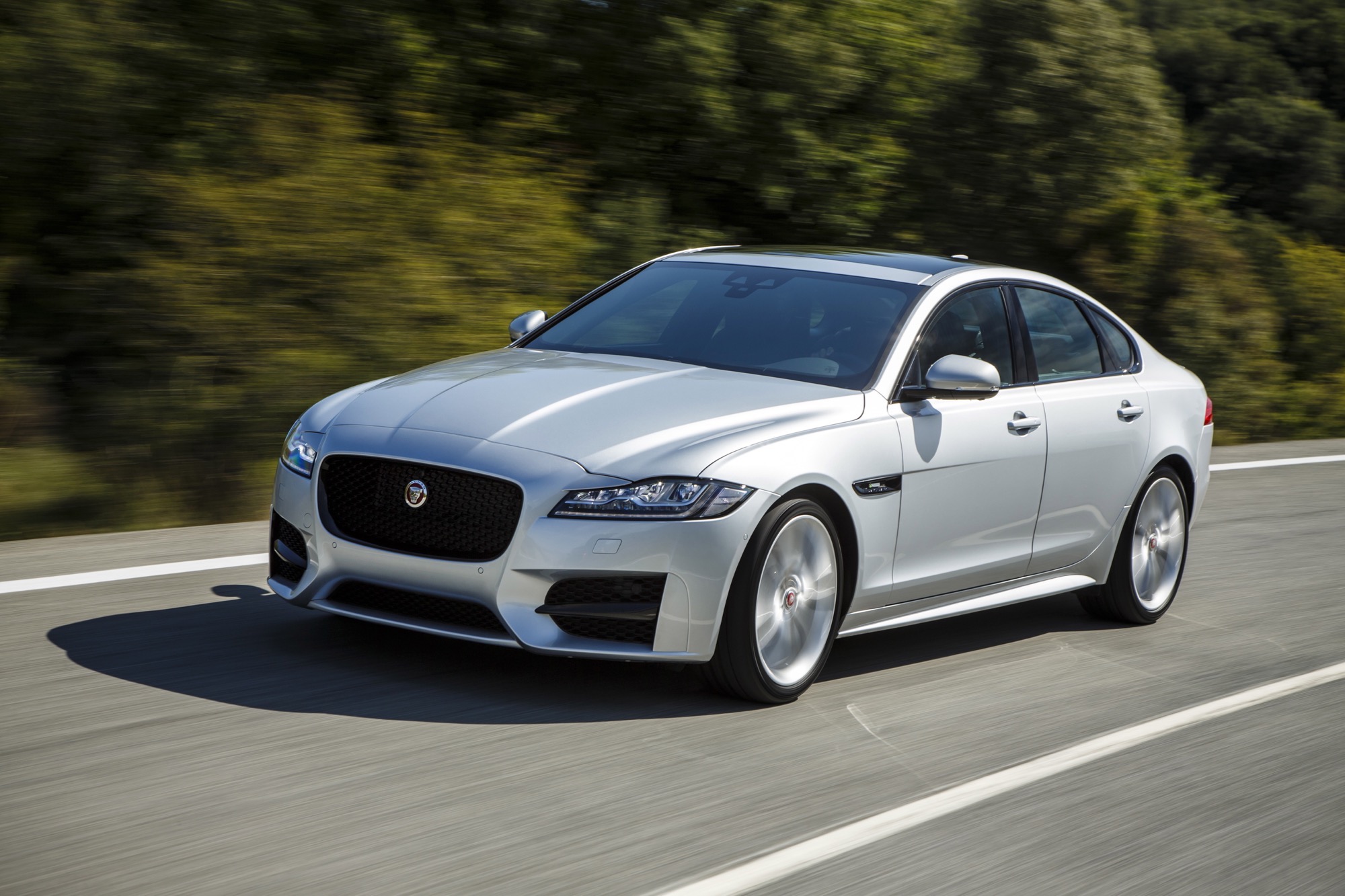 2016 Jaguar XF Review 17