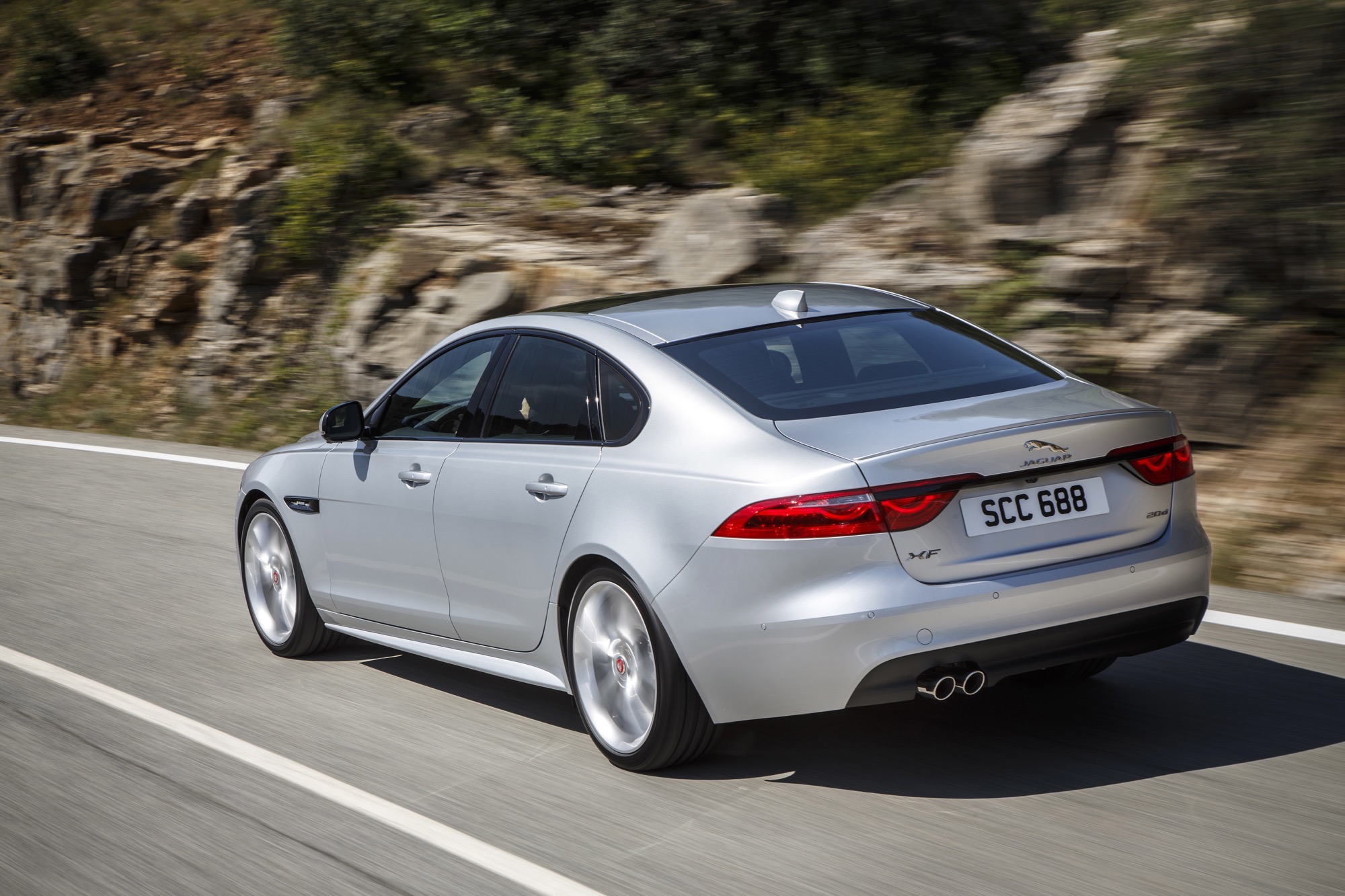 2016 Jaguar XF Review 23