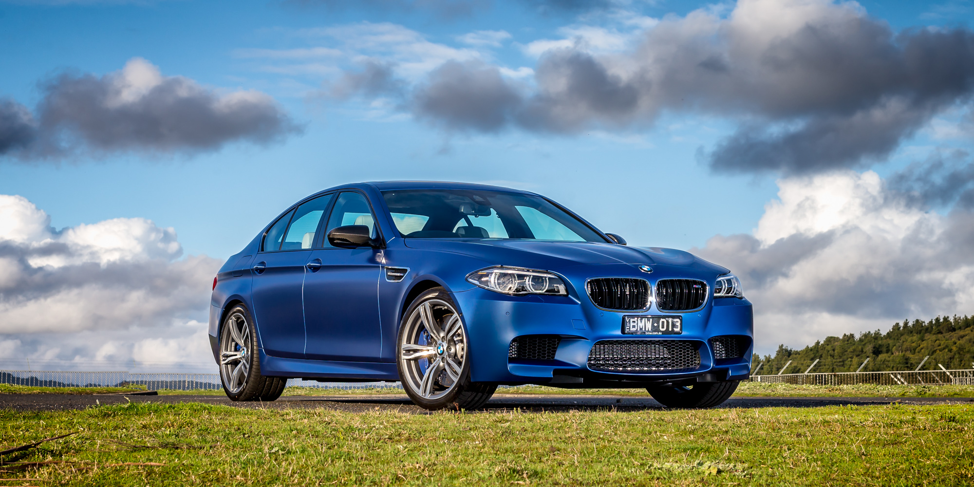 М5 1 час. BMW m5 2015. BMW m5 Blue. БМВ m5 f10. BMW m5 f10 2015.