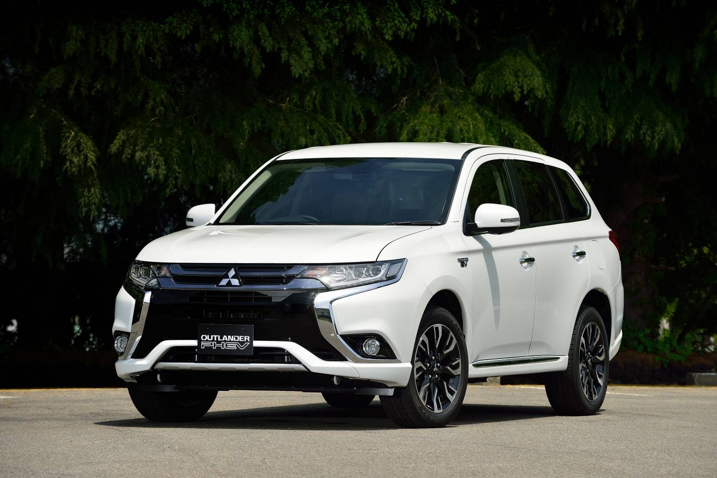 Сколько весит mitsubishi outlander