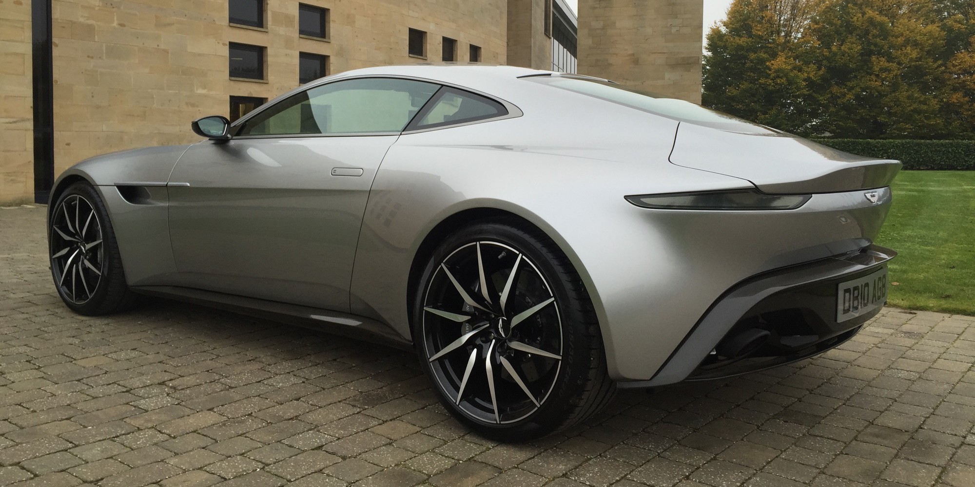 Aston martin db 10