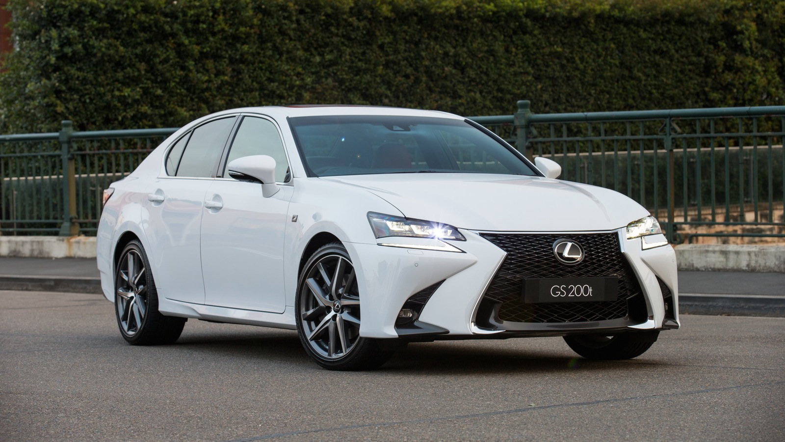 2016-Lexus-GS200t_07.jpg