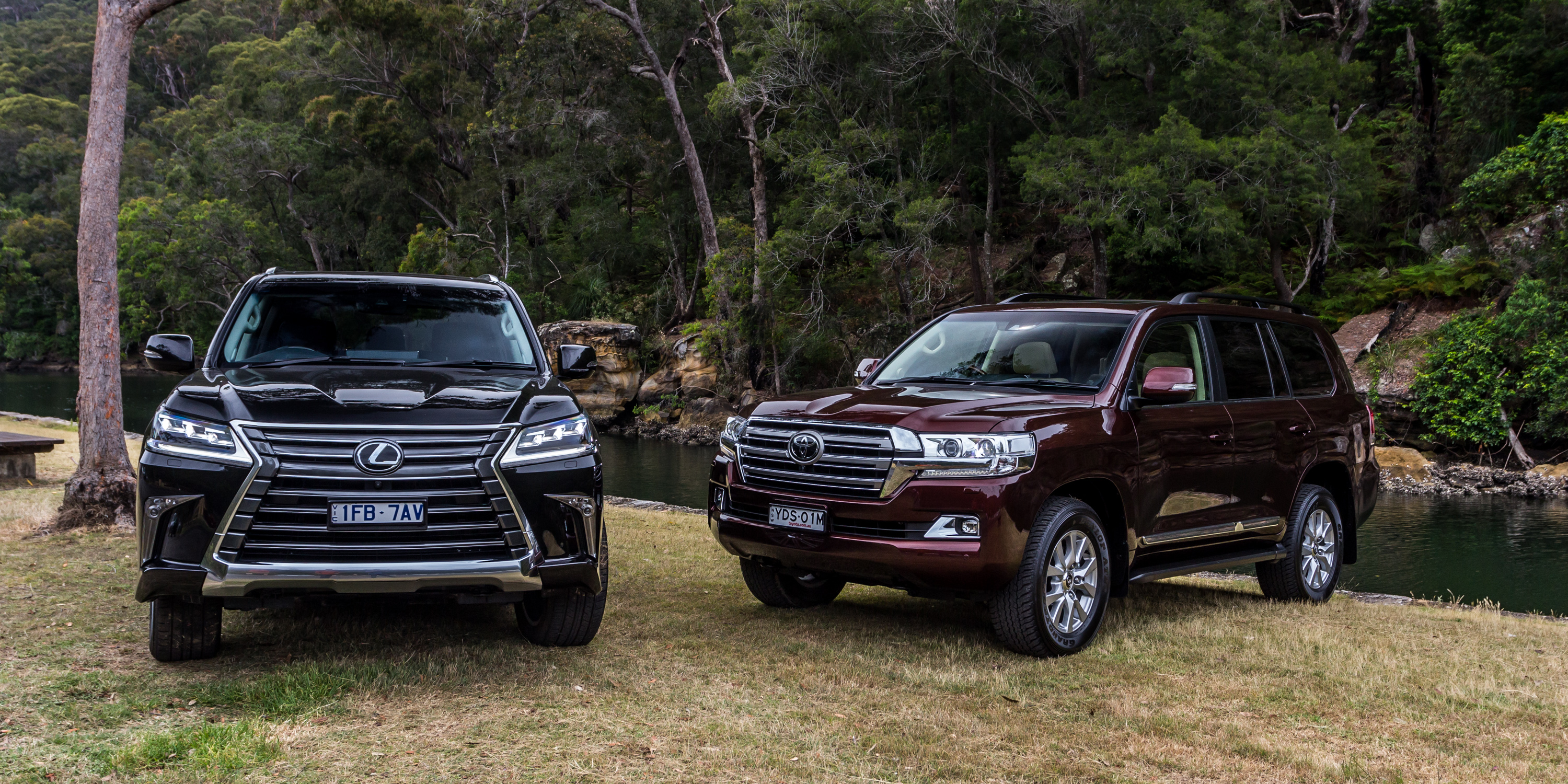 2016 Toyota LandCruiser 200 Series v 2016 Lexus LX570 - Photos