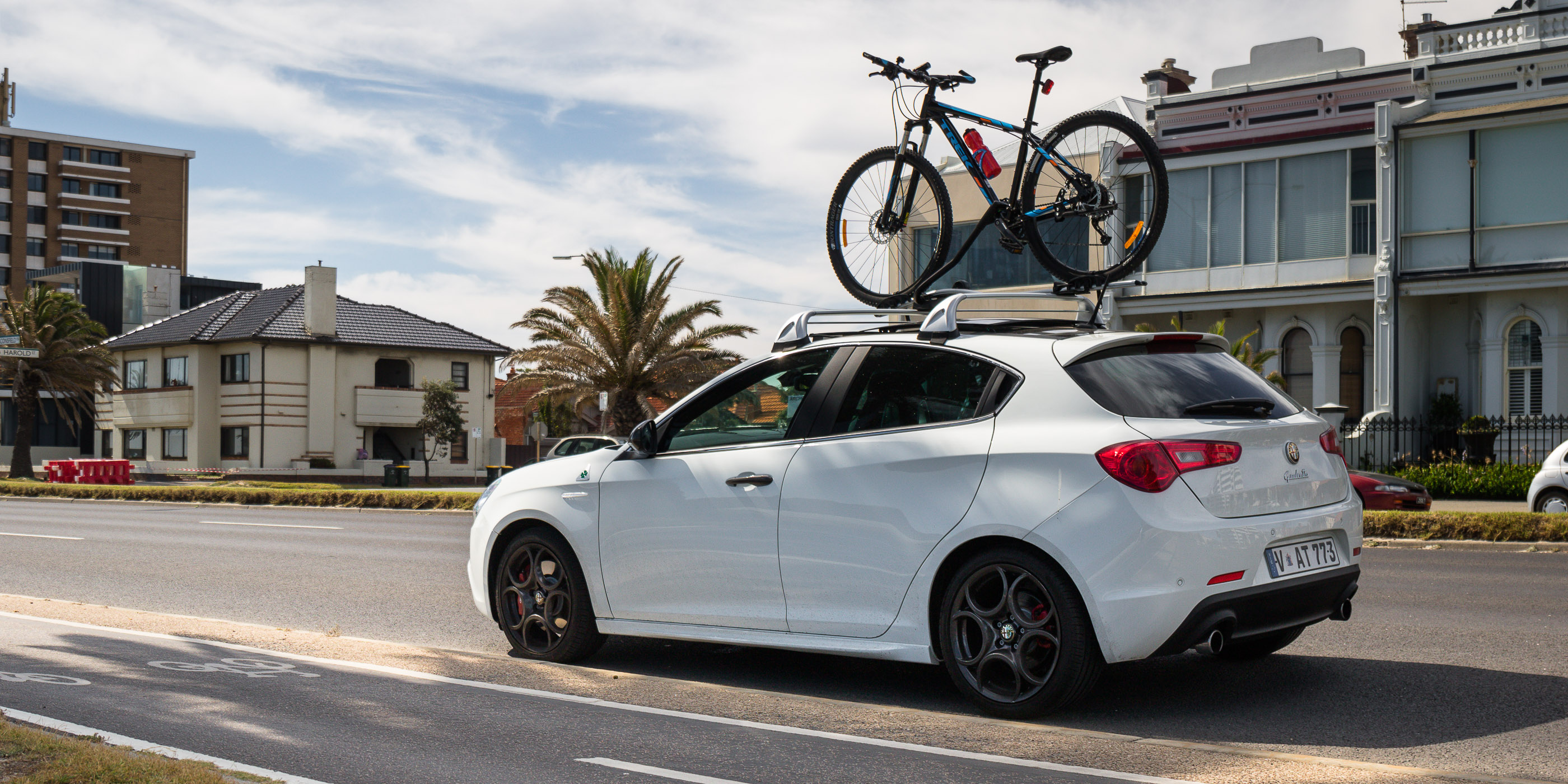 2016 alfa romeo giulietta qv white roof rack 04