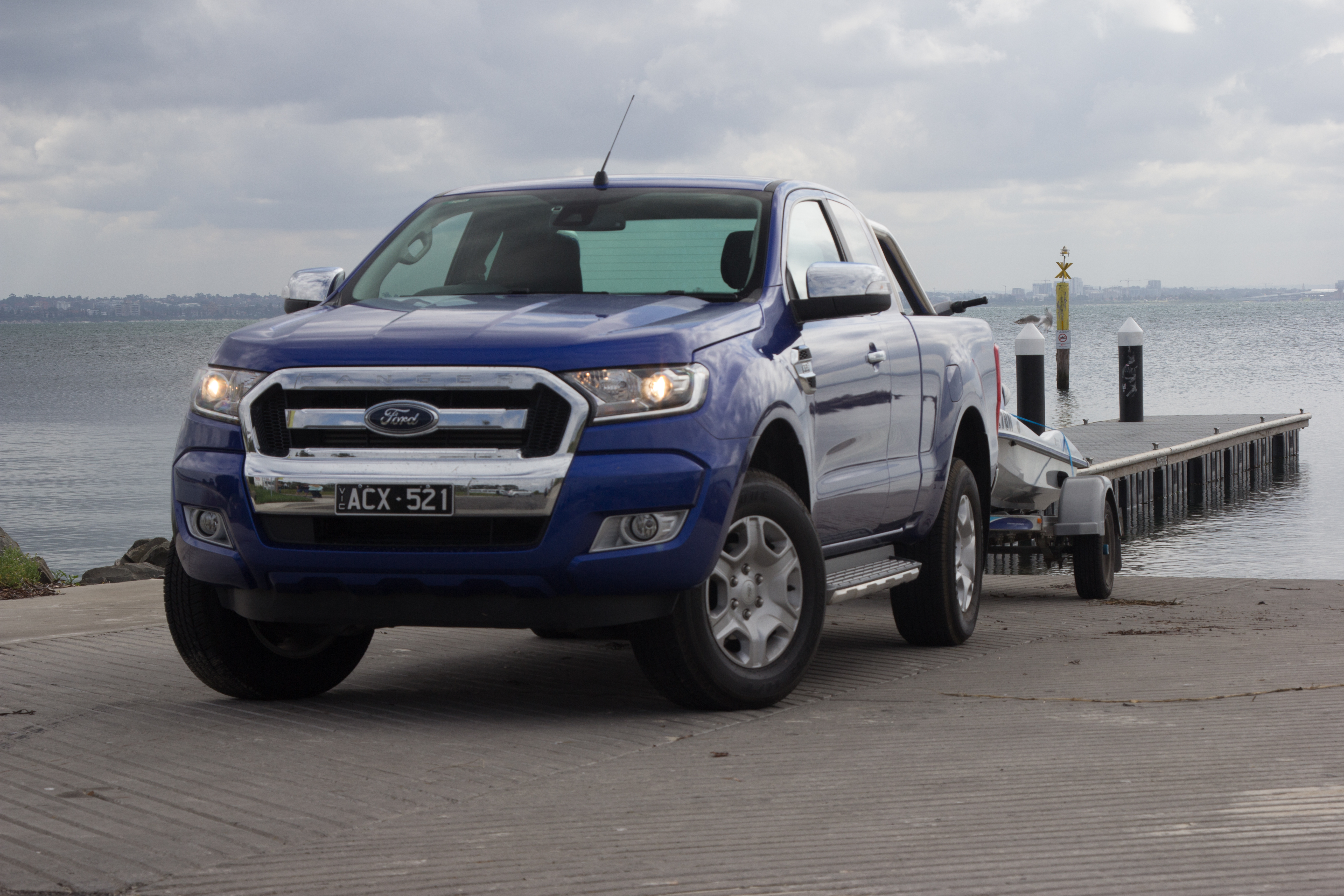 Compare ford ranger and toyota hilux #6