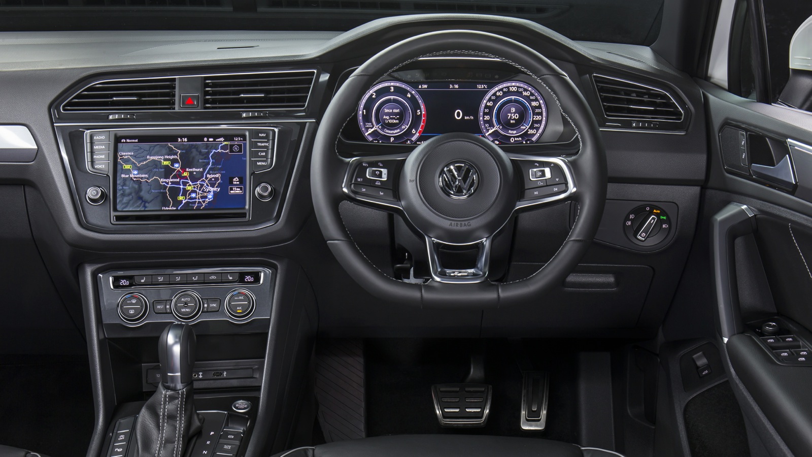 Volkswagen Tiguan 2021 года салон