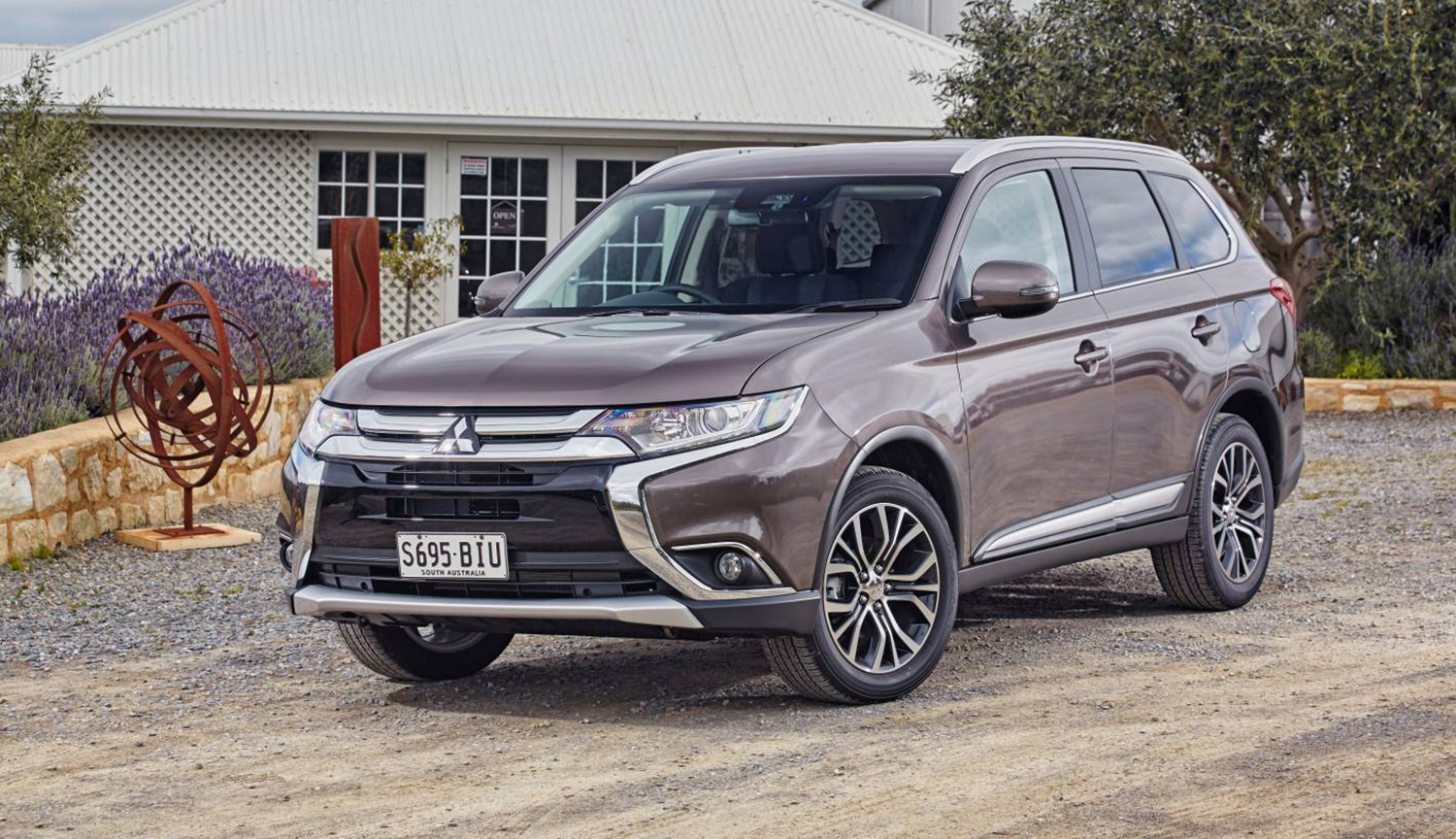 Mitsubishi outlander 2017 года