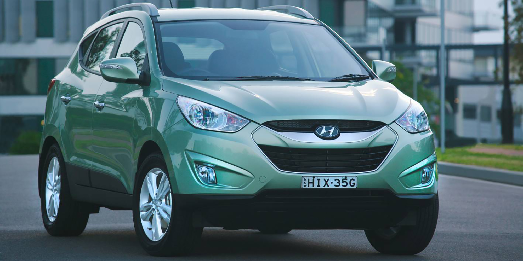 Какой хендай лучше. Ix35. Машина Hyundai ix35. Хендай ix35 зеленый. Hyundai ix35 (LM) (2010-2013).